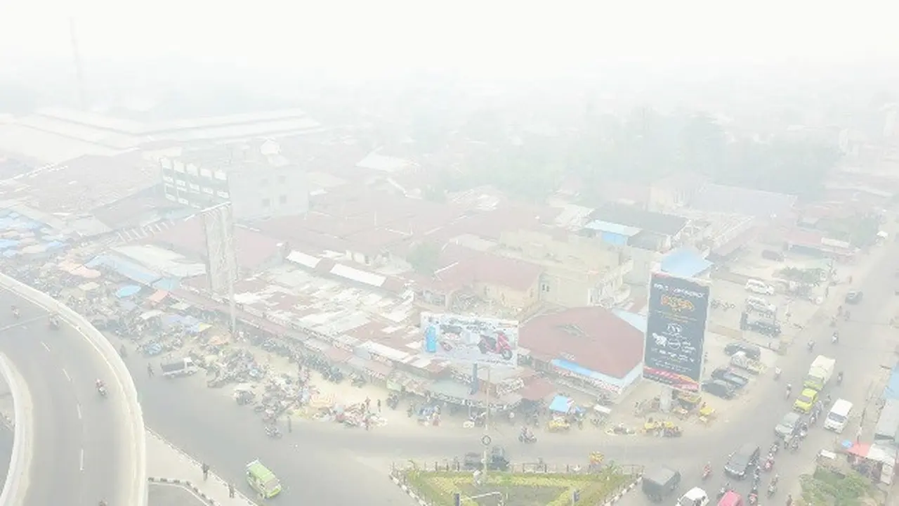Suasana Pekanbaru di Jalan HR Soebrantas yang diselimuti kabut asap karhutla Riau.
