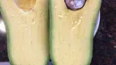 Buah alpukat super jumbo yang ditemukan oleh Pamela Wang di Kealakekua, Hawaii, 28 November 2017. Alpukat raksasa ini dinikmati Wang dan 10 orang temannya, lalu sisanya diberikan ke restoran lokal agar bisa dinikmati konsumen. (facebook.com/pamela.b.wang)