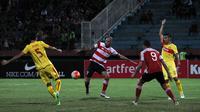 Pemain Madura United, Dane Milovanovic berebut bola dengan bek Bhayangkara FC, Otavio Dutra dalam laga yang berakhir imbang 1-1 di Stadion Gelora Delta, Sidoarjo, Sabtu (22/10/2016). (Bola.com/Fahrizal Arnas)