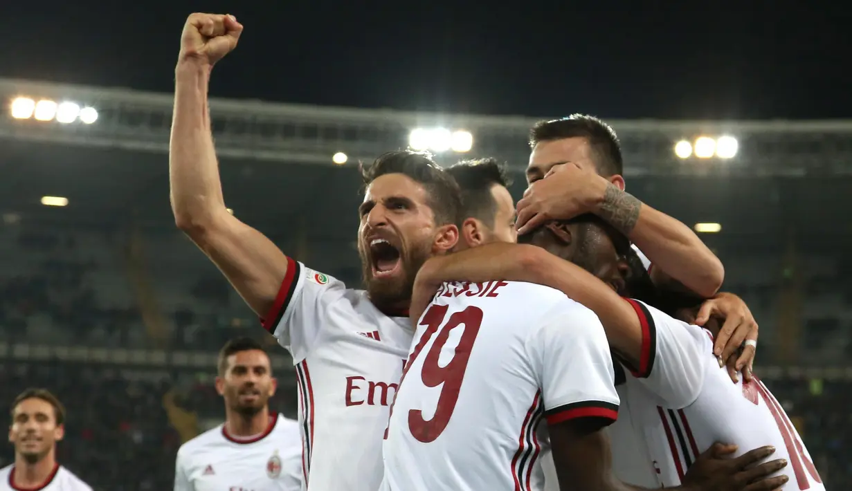 Para pemain AC Milan merayakan gol Hakan Calhanoglu (kiri) saat melawan Chievo Verona pada laga Serie A di Bentegodi stadium, Verona, (25/10/2017). AC Milan menang 4-1. (Filippo Venezia/ANSA via AP)