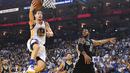 Golden State Warriors forward, Klay Thompson #11 melakukan layup saat melawan San Antonio Spurs pada laga perdana NBA di Oracle Arena, Rabu (26/10/2016) WIB. (Reuters/Kyle Terada-USA TODAY Sports)