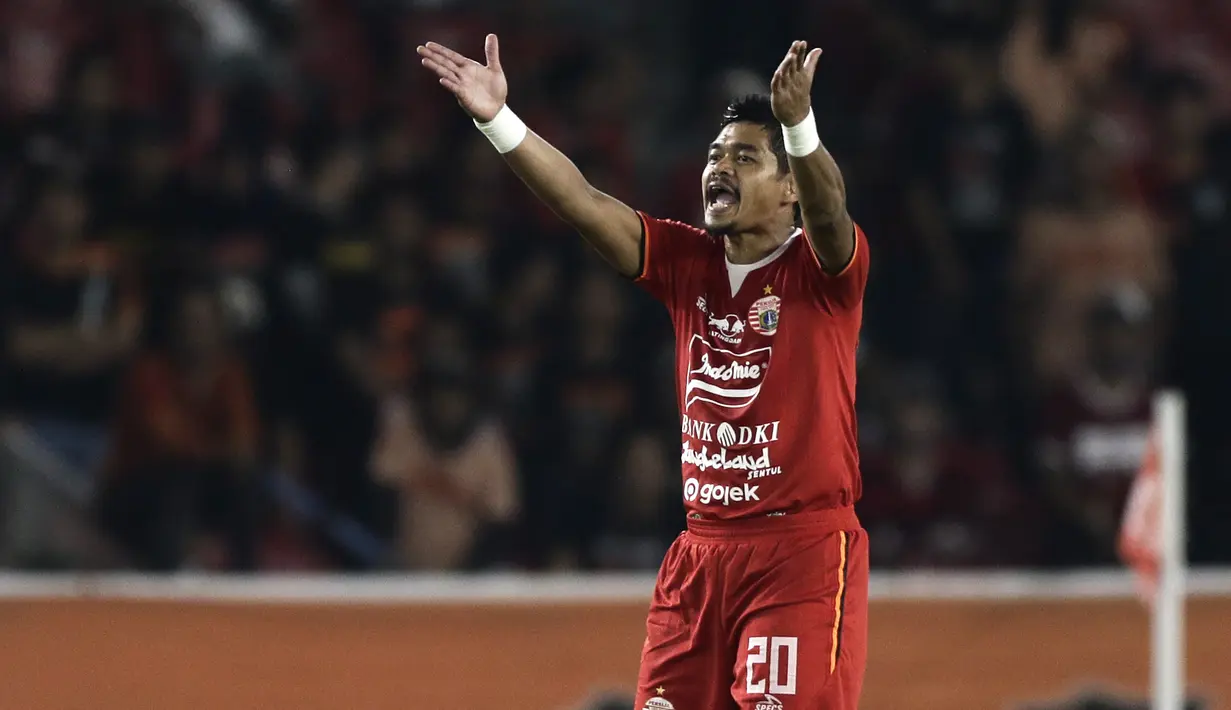 Stiker Persija Jakarta, Bambang Pamungkas, saat melawan Persebaya Surabaya pada laga Liga 1 di SUGBK, Jakarta, Selasa (17/12). Bepe mengakhiri kariernya pada musim ini. (Bola.com/Yoppy Renato)