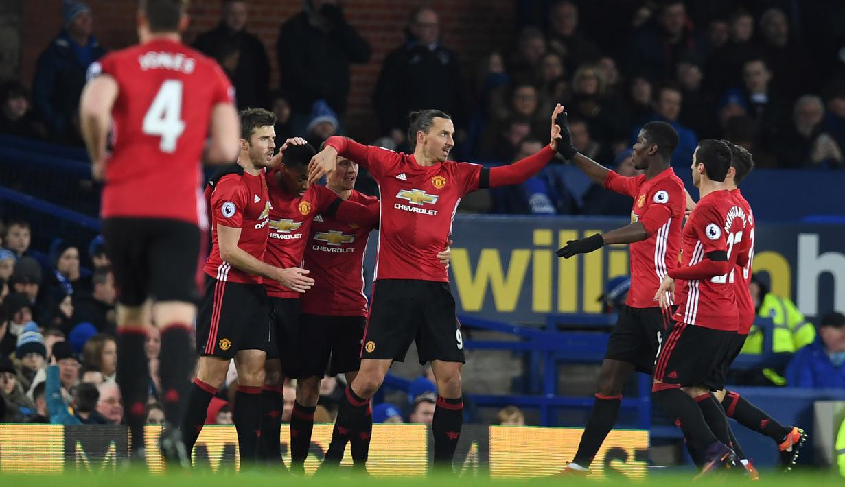 Zlatan Ibrahimovic (tengah) merayakan gol bersama rekan-rekannya saat melawan Everton  pada laga Premier League di Goodison Park, Liverpool, (04/12/2016). MU bermain imbang 1-1 lawan Everton. (AFP/Paul Ellis)