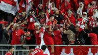 Selebrasi pemain Timnas Indonesia U-23, Ivar Jenner dengan menghampiri para suporter setelah mencetak gol ke gawang Irak U-23 pada laga perebutan tempat ketiga Piala Asia U-23 2024 di Abdullah bin Khalifa Stadium, Doha, Qatar, Kamis (2/5/2024). (AFP/Karim Jaafar)