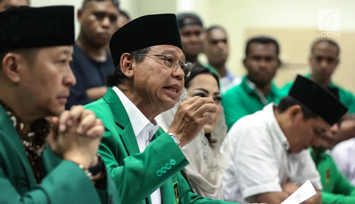 Ketum PPP Djan Faridz menangis saat memberikan penjelasan dalam konferensi pers di DPP PPP, Jakarta, Kamis (20/7). Djan meminta seluruh kader dan simpatisan PPP di seluruh Indonesia untuk bersabar menunggu keputusan hukum. (Liputan6.com/Faizal Fanani)