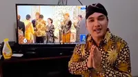 Tak Diundang ke Pernikahan Kaesang Pangarep, Aldi Taher Tetap Totalitas Pakai Batik untuk Beri Salam ke Mempelai di Depan TV. (instagram.com/alditaher.official)