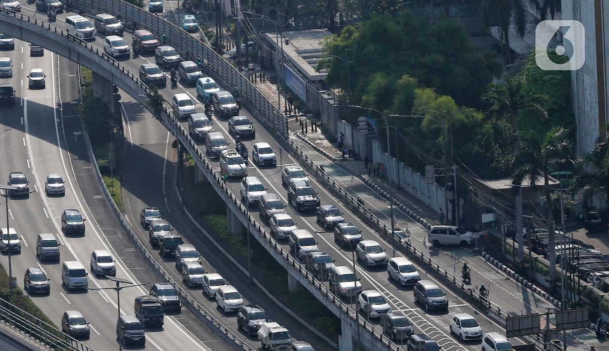 Kondisi arus lalu lintas yang dilewati kendaraan bermotor di kawasan Jakarta, Jumat (9/6/2023). (Liputan6.com/Angga Yuniar)