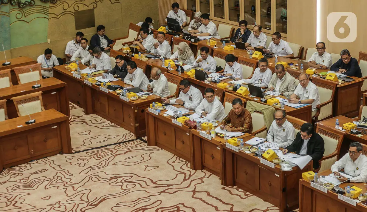 Menteri Energi dan Sumber Daya Mineral (ESDM), Arifin Tasrif (tengah) saat mengikuti rapat kerja dengan Komisi VII DPR di Kompleks Parlemen, Senayan, Jakarta, Kamis (31/8/2023). (Liputan6.com/Faizal Fanani)