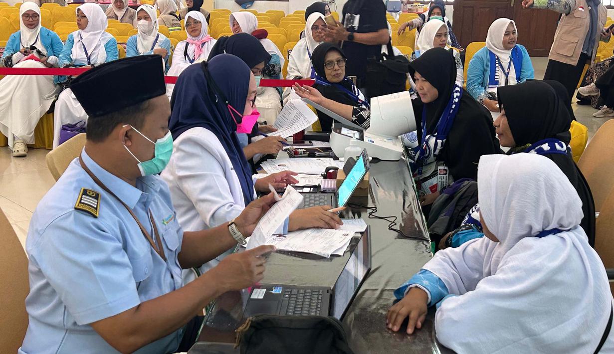 Kloter pertama ini direncanakan terbang menuju Arab Saudi pada Rabu dini hari, 22 April 2026. Tampak dalam foto, petugas memeriksa kesehatan calon haji setibanya di Asrama Haji Pondok Gede, Jakarta, Selasa (21/4/2026). (merdeka.com/Arie Basuki)