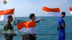 Baharkam Polairud dan TNI bersama nelayan melaksanakan upacara di tengah laut lepas.