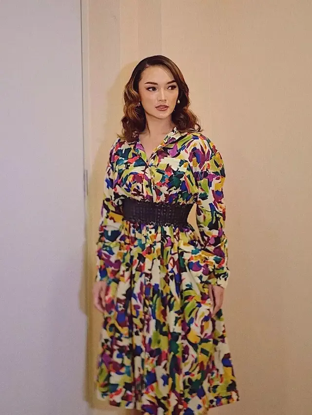 7 Potret Terbaru Zaskia Gotik yang Kini Kembali Tampil di Atas Panggung