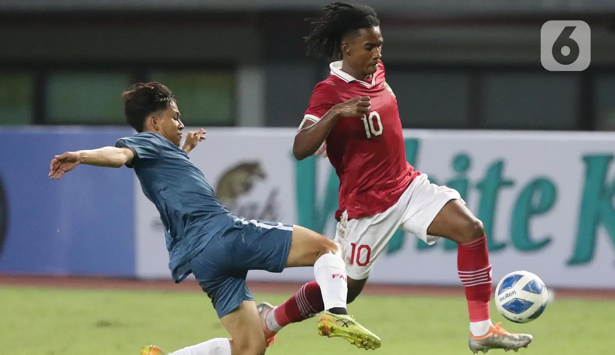 Pemain depan Timnas Indonesia U-19, Ronaldo Kwateh berusaha melewati adangan pemain Brunei Darussalam U-19 pada laga lanjutan grup A Piala AFF U-19 2022 di Stadion Patriot Candrabhaga, Bekasi, Jawa Barat, Senin (4/7/2022). Timnas Indonesia U-19 langsung bermain menyerang dan unggul 7-0. (Liputan6.com/Helmi Fithriansyah)