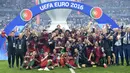 Para pemain Portugal berpose dengan trofi Piala Eropa 2016 usai mengalahkan Prancis pada laga final di Stade de France, Saint-Denis, Prancis, 10 Juli 2016. Piala Eropa 2020 rencananya dimulai pada 11 Juni hingga 11 Juli 2021. (PHILIPPE DESMAZES/AFP)