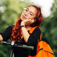 ilustrasi perempuan berkacamata/Shopping King Louie/Shutterstock