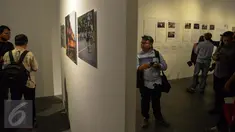 Seorang pengunjung melihat pameran Anugerah Pewarta Foto Indonesia (APFI) 2017 di Jakarta, Jumat (21/4). Sebanyak 15 karya foto jurnalistik terbaik telah dipilih dari 5.488 karya foto yang dikirimkan oleh 410 pewarta foto. (Liputan6.com/Faizal Fanani)