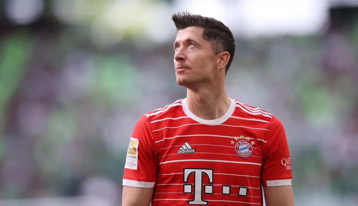 Robert Lewandowski telah resmi berpisah dengan Bayern Munchen usai memutuskan tidak akan memperpanjang kontraknya yang masih tersisa satu tahun di Allianz Arena. Ia sudah dikaitkan dengan kepindahan ke klub papan atas Eropa, salah satunya Barcelona. Klub yang bermarkas di Camp Nou tersebut menjadi tim terdepan yang menginginkan jasa pemain 33 tahun tersebut. (AFP/Ronny Hartmann)
