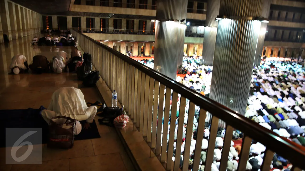 20161104 Ribuan Umat Muslim dari Berbagai Daerah Padati Masjid Istiqlal
