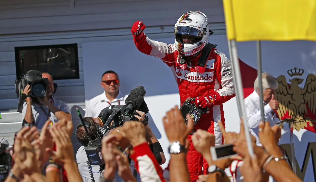 Pebalap Ferrari, Sebastian Vettel, keluar sebagai juara GP Hungaria 2015, yang berlangsung Minggu (26/7/2015) malam WIB. (Reuters/Laszlo Balogh)