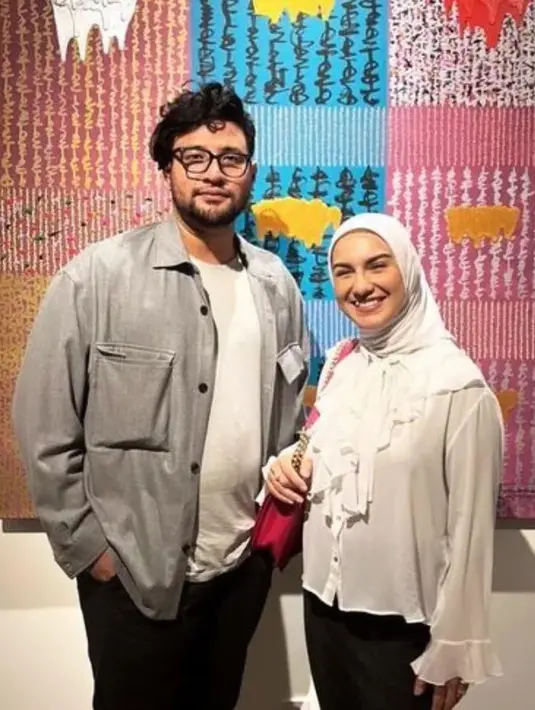 <p>Irish Bella menemani sang suami Ammar Zoni yang kembali bekerja setelah tujuh bulan mendekam di penjara akibat penyalahgunaan narkoba. Momen tersebut kabar yang beredar belakangan ini. Berikut potret Irish Bella menami suaminya bekerja. [Instagram/calistamarshanda]</p>