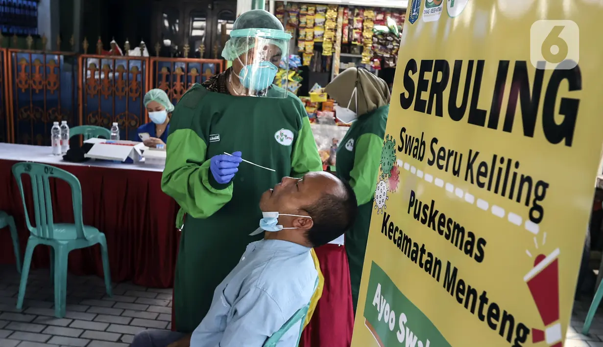 Tenaga kesehatan Puskesmas Kecamatan Menteng melakukan tes usap antigen dan PCR gratis kepada warga saat Swab Seru Keliling di Masjid Jami Assuhaimiah, Kebon Sirih, Jakarta, Kamis (9/9/2021). Program ini diharapkan dapat memutus penularan COVID-19 dari pasien tanpa gejala. (Liputan6.com/Johan Tallo)