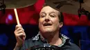 <p>Drummer band rock Amerika Serikat Green Day, Tre Cool tampil pada akhir pekan Formula 1 Grand Prix Amerika Serikat 2022 atau F1 GP Amerika Serikat 2022 di Sirkuit Amerika, Austin, Texas, Amerika Serikat, 21 Oktober 2022. F1 GP Amerika Serikat 2022 diselenggarakan dari tanggal 22 sampai 24 Oktober 2022. (SUZANNE CORDEIRO/AFP)</p>