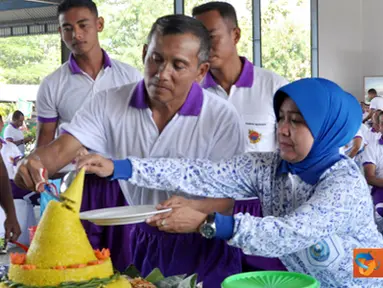 Citizen6, Surabaya: Selesai melaksanakan olah raga bersama, Komandan Pasmar-1 memotong tumpeng didampingi Ny. Tommy Basari Natanegara. (Pengirim: Budi Abdillah)