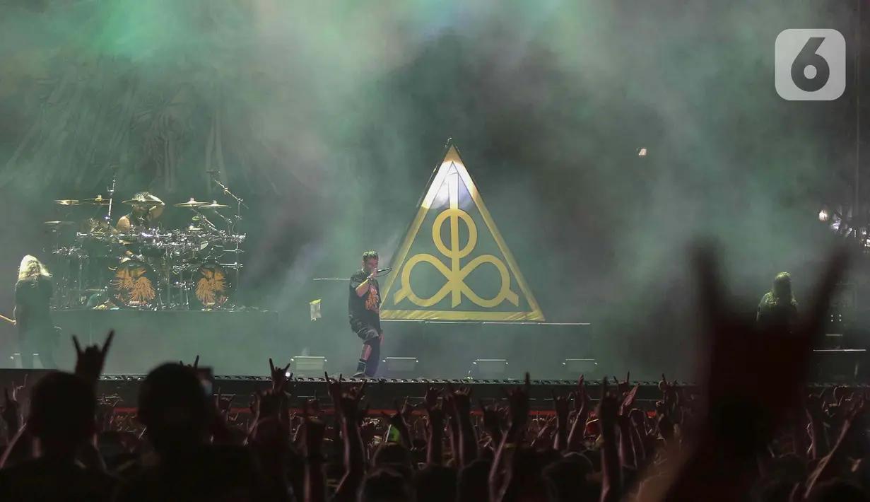 Penampilan grup band asal  Amerika Lamb of God saat tampil pada Festival musik hammersonic 2024 di Pantai Carnaval Ancol, Jakarta, Minggu (5/5/2024). (Liputan6.com/Herman Zakharia)