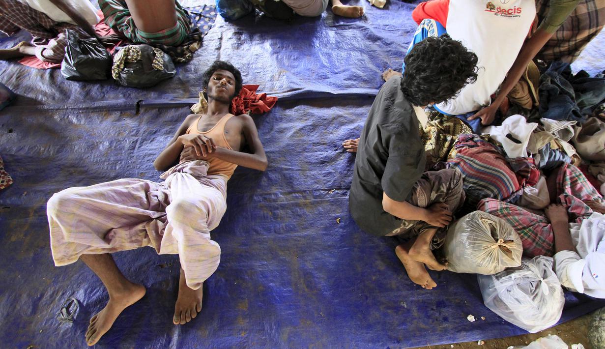 Pemuda etnis Rohingya beristirahat di tempat penampungan di Lhoksukon, Aceh, (11/5/2015). Sekitar 500 migran terdampar di pantai Aceh setelah terapung-apung di laut selama sebulan karena kehabisan bahan bakar. (REUTERS/Roni Bintang)