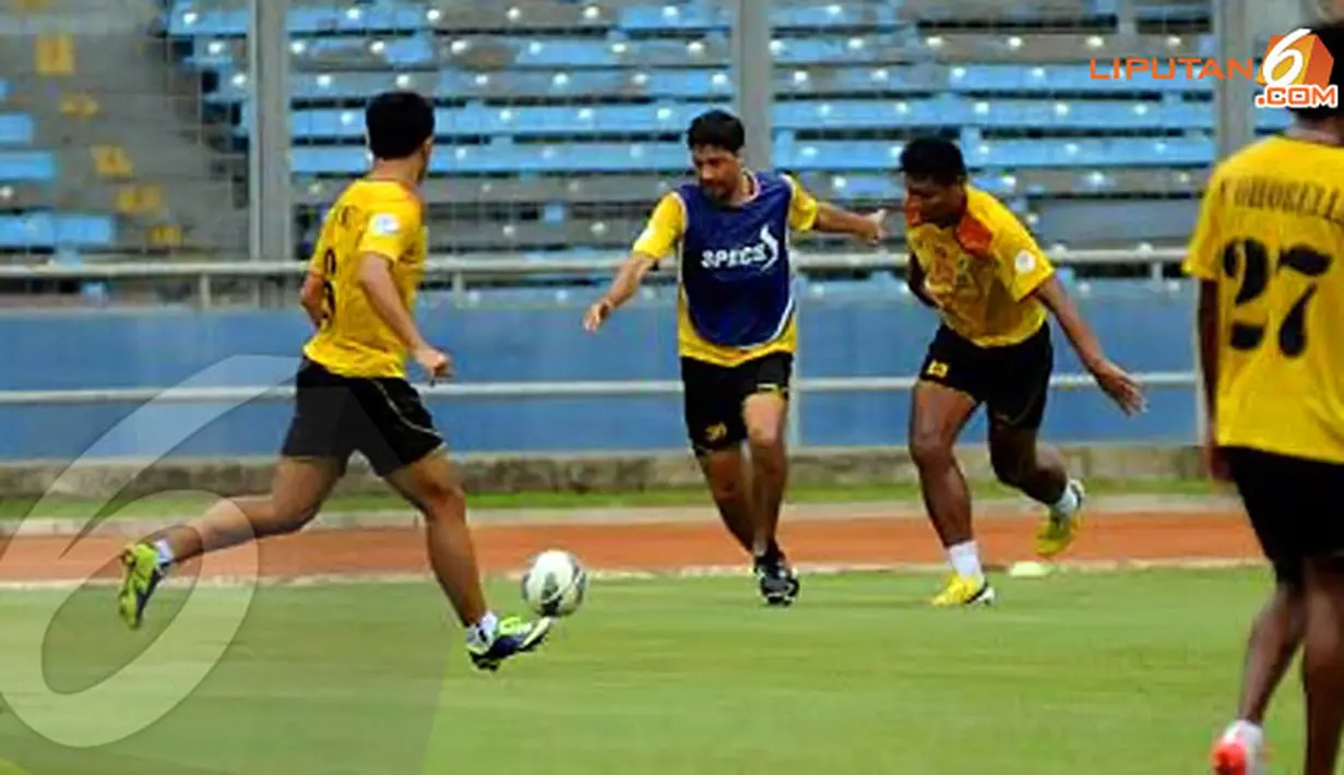 Wijiastanto (kanan) berusaha merebut bola dari rekan setimnya saat berlatih di Stadion GBK Jakarta (Liputan6.com/Helmi Fithriansyah)