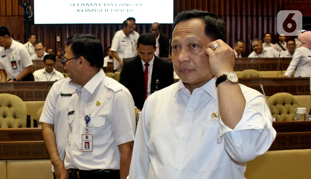 Menteri Dalam Negeri Tito Karnavian saat menghadiri Rapat Kerja dengan Komisi II DPR di Kompleks Parlemen, Senayan, Jakarta, Selasa (26/2/2020). Rapat tersebut membahas berbagai isu, di antaranya Pilkada 2020 dan pengamanan kontingen PON selama berada di Papua. (Liputan6.com/Johan Tallo)