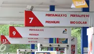 Papan petunjuk BBM yang berada di SPBU, Jakarta, Kamis (5/1). Penetapan harga BBM Umum jenis Pertamax, Pertamax Plus, Pertamax Turbo, Pertamina Dex, Dexlite dan Pertalite merupakan kebijakan korporasi Pertamina. (Liputan6.com/Angga Yuniar)