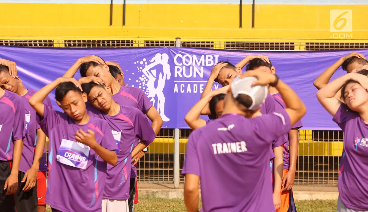 Peserta melakukan pemanasan saat Coaching Clinic di Stadion Soemantri Brodjonegoro, Jakarta, Sabtu (28/7). Kegiatan dalam Combi Run Academy juga didukung komunitas dan penggiat olahraga lari. (Liputan6.com/Fery Pradolo)