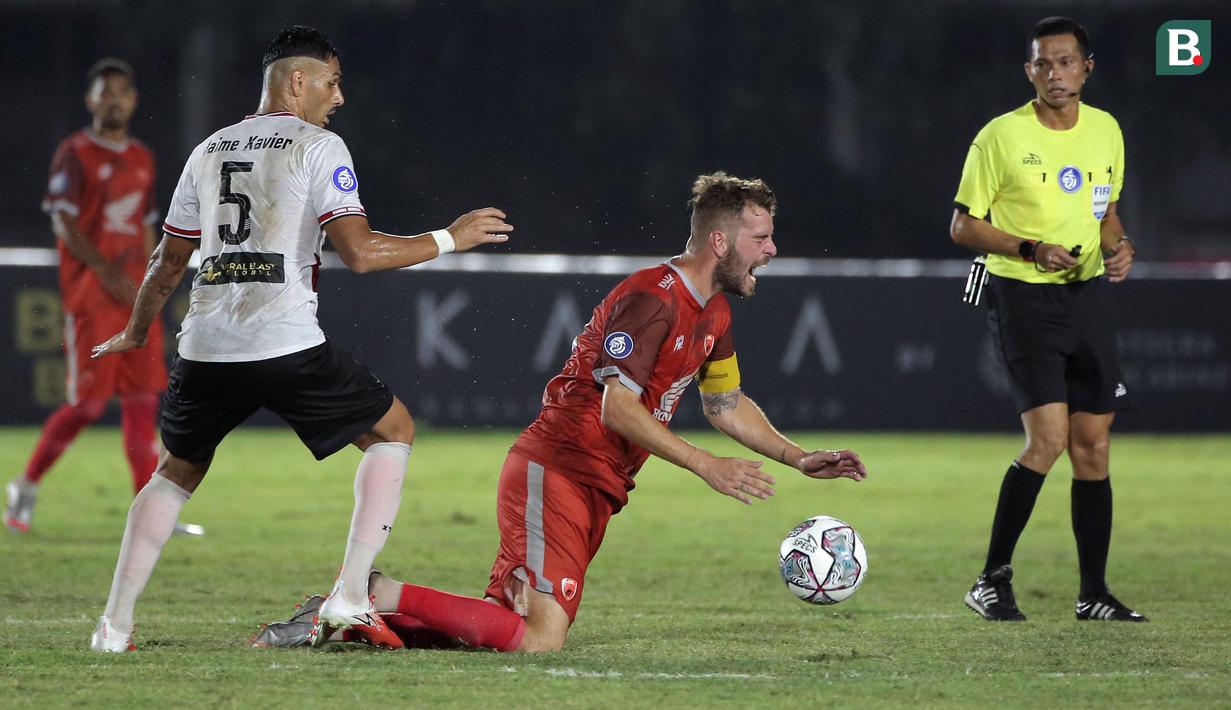 Pemain PSM Makassar, Willem Jan Pluim (tengahi) dilanggar  pemain Madura United, Jaimerson Da SIlva Xavier (kiri) saat laga BRI Liga 1 2021/2022 antara Madura United melawan PSM Makassar di Stadion Madya, Jakarta, Minggu (12/9/2021). Pertandingan berakhir imbang 1-1. (Foto: Bola.com/Ikhwan Yanuar)