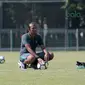 Pelatih kiper Timnas Indonesia U-19, Mukti Ali Raja saat mengikuti latihan di Lapangan ABC, Senayan,  (21/2/2018). Latihan tersebut merupakan persiapan Timnas U-19 untuk mengikuti Piala Asia 2018. (Bola.com/Nicklas Hanoatubun)