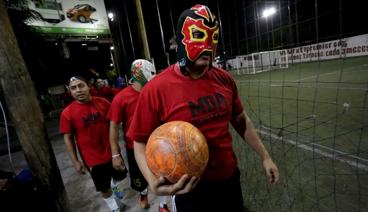 Pegulat bersiap untuk bermain futsal di Monterrey, Meksiko (29/2). Sejumlah pegulat profesional Meksiko mencoba hal baru bermain futsal untuk bersantai dan melatih kebugaran serta menjalin persahabatan di antara pegulat. (REUTERS/Daniel Becerril)