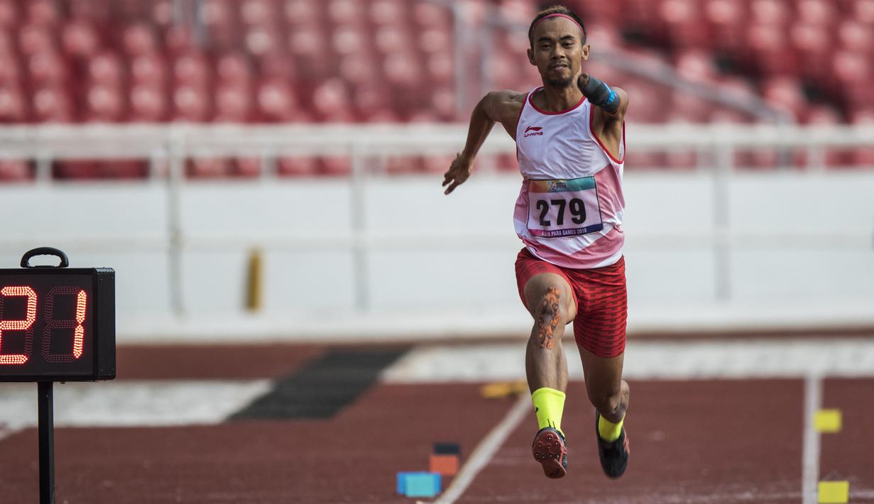 Atlet lompat jauh Indonesia, Settiyo Budi Hartanto, berlari saat tampil pada cabang atletik nomor lompat jauh  T 45/46/47 Asian Para Games di SUGBK, Jakarta, Senin (8/10/2018). (Bola.com/Vitalis Yogi Trisna)