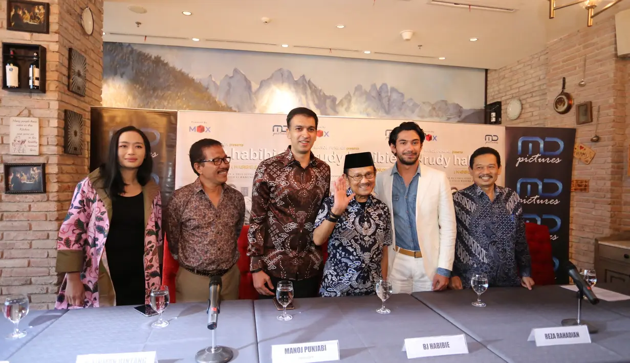 Rumah Produksi MD menggelar syukuran dan konferensi pers kemenangan film Rudy Habibie (Baik dalam kategori aktor dan piñata musik terbaik) di Festival Film Asia Pasifik ke-57, Jakarta, Selasa (8/8/2017). (Adrian Putra/Bintang.com)