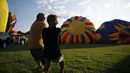Dua orang peserta mempersiapkan balon mereka untuk diterbangkan dalam festival tahunan QuickChek New Jersey ke-32 di Readington, (25/7/2014). (REUTERS/Eduardo Munoz)