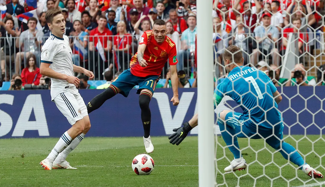 Pemain timnas Spanyol, Iago Aspas melakukan tendangan ke gawang Rusia pada babak 16 besar Piala Dunia 2018 di Stadion Luzhniki, Minggu (1/7). Rusia lolos ke perempat final setelah menang adu penalti 4-3 atas Spanyol. (AP/Antonio Calanni)