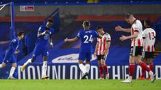 Striker Chelsea, Tammy Abraham, melakukan selebrasi usai mencetak gol ke gawang Sheffield United pada laga Liga Inggris di Stadion Stamford Bridge, Sabtu (7/11/2020). Chelsea menang dengan skor 4-1. (Ben Stansall/Pool via AP)