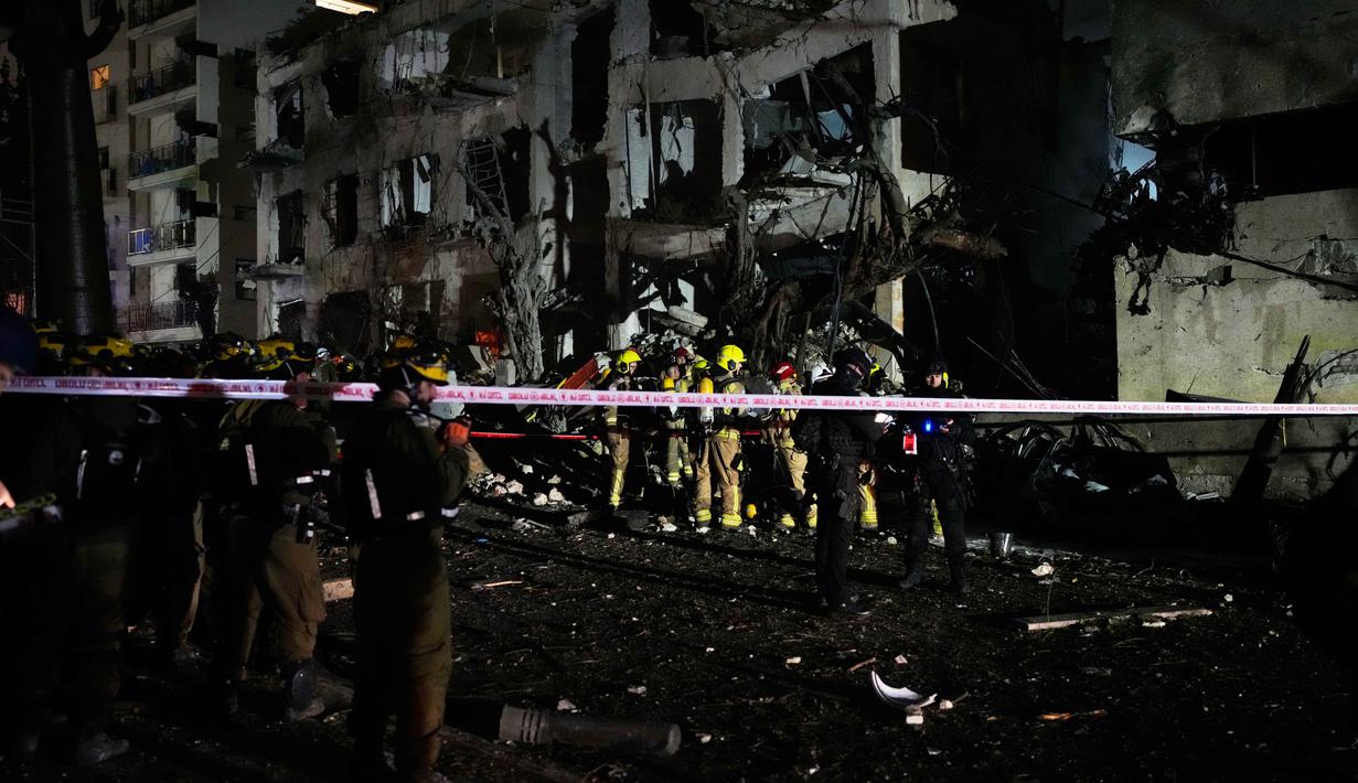 Angkatan Bersenjata Israel (IDF), nama resmi militer Israel, pada Sabtu (28/2/2026), melaporkan bahwa sistem pertahanan dikerahkan untuk mencegat rudal-rudal tersebut. Tampak dalam foto, para petugas dari Komando Pertahanan Dalam Negeri Israel menggeledah reruntuhan gedung apartemen yang rusak akibat serangan rudal Iran di Tel Aviv, Israel, Sabtu 28 Februari 2026. (AP Photo/Ohad Zwigenberg)