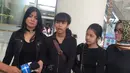 Raut sedih terpancar di wajah keduanya, namun mereka tak histeris ketika mendengar sang ibunda telah pergi untuk selamanya. Sebagai anak sulung, Aurelia pun menyampaikan kabar duka ini pada awak media. (Ruswanto/Bintang.com)