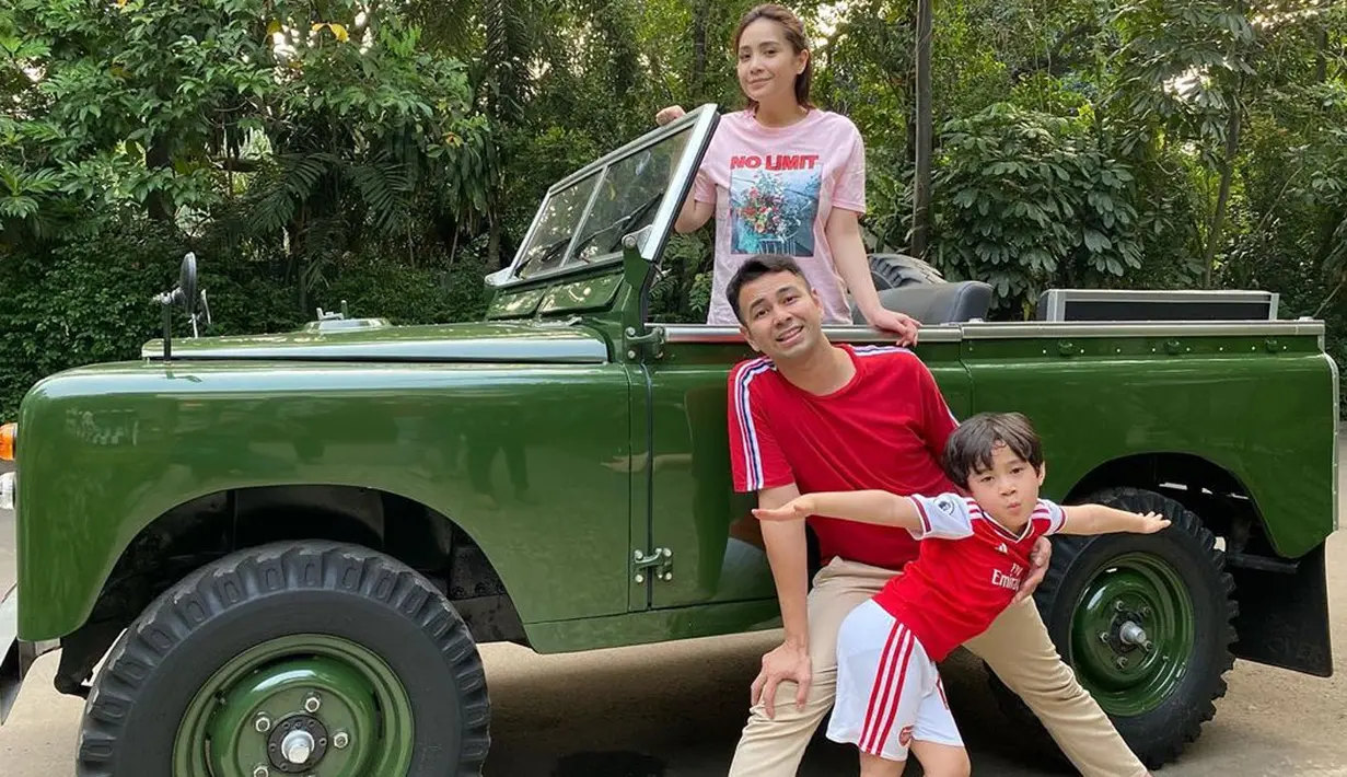 "Ah namanya juga rumah tangga lah. Ya namanya rumah tangga pasti kan (ada masalah), yang penting kan kita bisa melewati," ujar Raffi Ahmad saat ditemui di kawasan Tendean, Jakarta Selatan, Senin (10/8), melansir Kapanlagi.com. (Instagram/raffinagita1717)