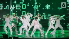 Boy group NCT 127 saat tampil menghibur penggemarnya di Indonesia Arena, Kompleks Gelora Bung Karno, Jakarta, Sabtu (13/1/2024). (Liputan6.com/Angga Yuniar)