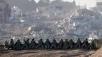 Sebuah foto yang diambil di Israel selatan dekat perbatasan dengan Jalur Gaza pada 11 Desember 2023, menunjukkan tentara Israel berjaga di sebuah bukit yang menghadap ke Gaza utara, di tengah pertempuran yang terus berlanjut antara Israel dan kelompok militan Hamas. (Menahem KAHANA/AFP)