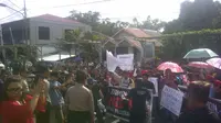 warga Tomohon unjuk rasa minta KPU hentikan perhitungan suara