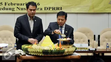 Ketua Fraksi Partai Golkar, Setya Novanto bersama Sekertaris Fraksi Partai Golkar, Azis Syamsuddin memotong tumpeng saat acara Syukuran Hari Ulang Tahun ke-48 Fraksi Partai Golkar di Jakarta, Senin (15/2). (Liputann6.com/Johan Tallo)