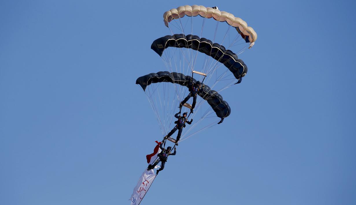 Tentara Inggris dari the Tigers melakukan aksi terjun payung saat acara Malta Internasional Airshow 2015 di Bandara Internasional Malta, Valletta, Minggu (27/9). (REUTERS/Darrin Zammit Lupi)