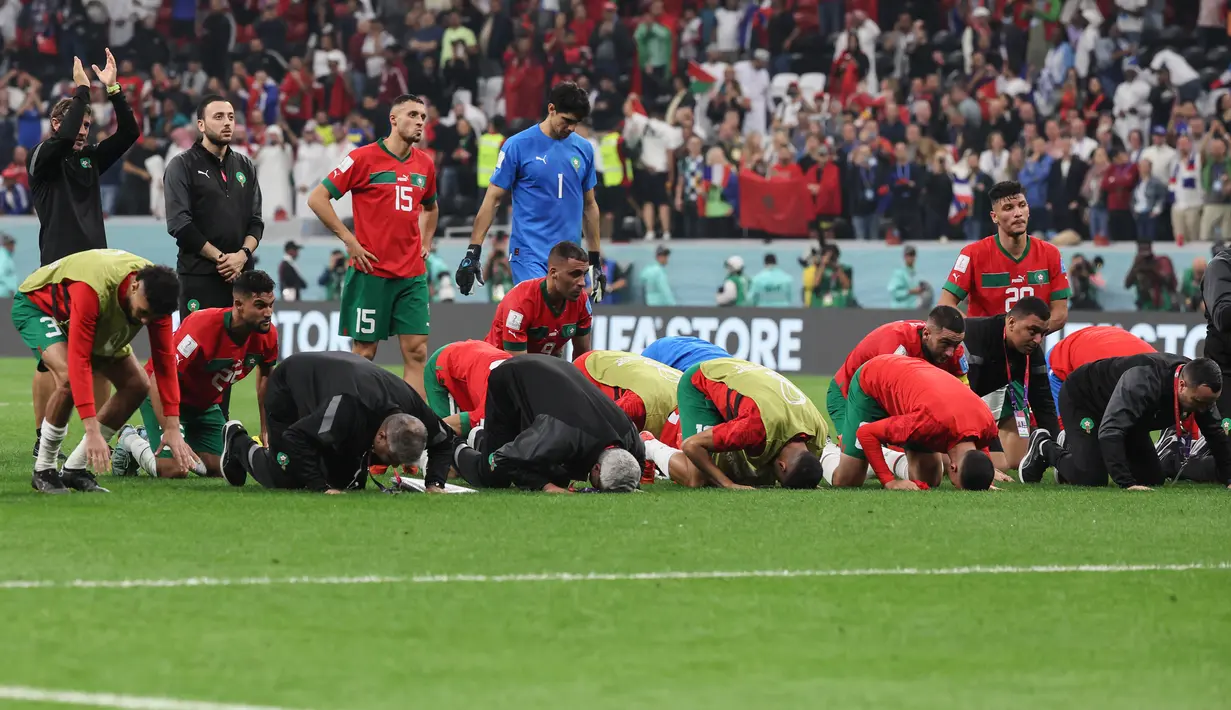 Para pemain Maroko tetap bersujud syukur usai pertandingan melawan Prancis pada semifinal Piala Dunia 2022 di Stadion Al-Bayt di Al Khor, Doha, Kamis (15/12/2022). Maroko kalah dari Prancis 2-0 dan gagal melaju ke final Piala Dunia 2022. (AFP/Karim Jaafar)