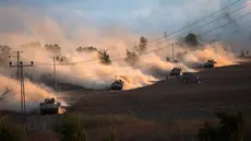 Tank-tank militer Israel juga tampak bersiap untuk melakukan serangan darat. Pasukan artileri Israel dikerahkan untuk menyerang Palestina (REUTERS/Ronen Zvulun)